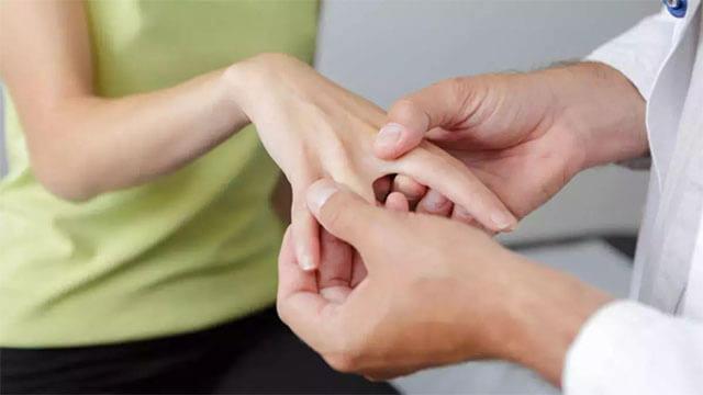 El parmak uyuşmasını görmezden gelmeyin! O hastalığın habercisi olabilir