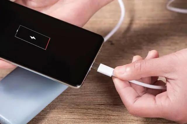 Şarjı günlerce dayanan o telefon modelleri!