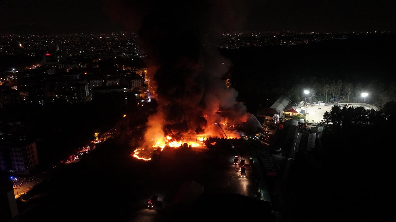 İstanbul'da sünger fabrikasında büyük yangın: Patlamalar meydana geldi