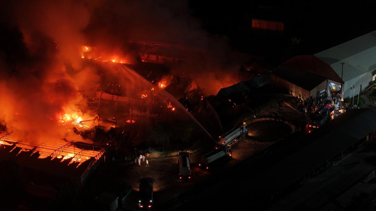 İstanbul'da sünger fabrikasında büyük yangın: Patlamalar meydana geldi