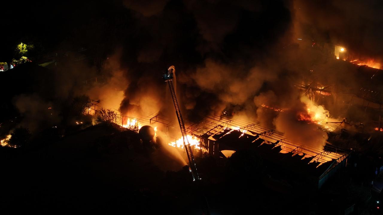 İstanbul'da sünger fabrikasında büyük yangın: Patlamalar meydana geldi