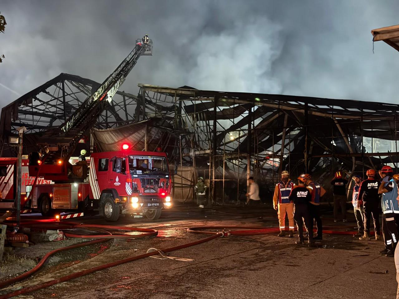 İstanbul'da sünger fabrikasında büyük yangın: Patlamalar meydana geldi