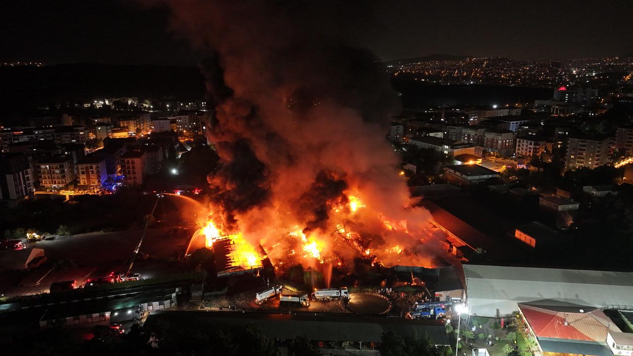 İstanbul'da sünger fabrikasında büyük yangın: Patlamalar meydana geldi
