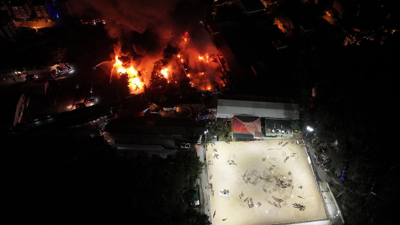 İstanbul'da sünger fabrikasında büyük yangın: Patlamalar meydana geldi