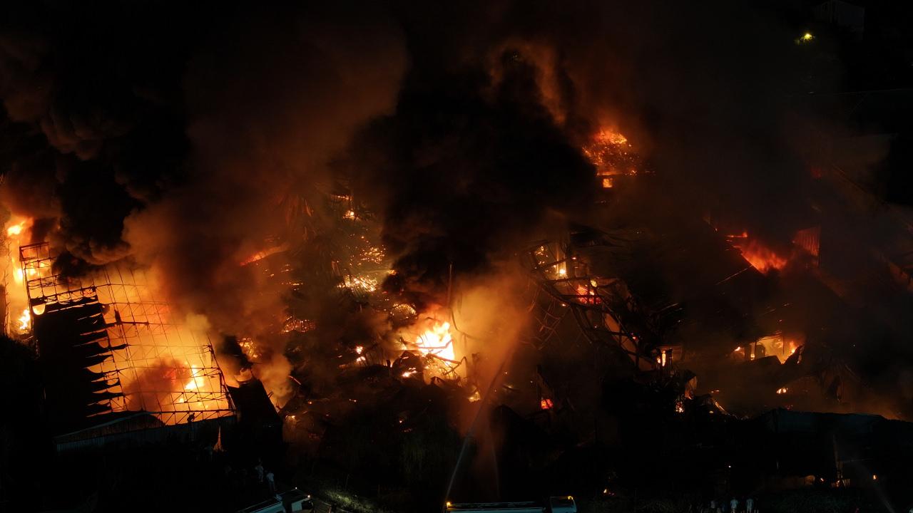 İstanbul'da sünger fabrikasında büyük yangın: Patlamalar meydana geldi