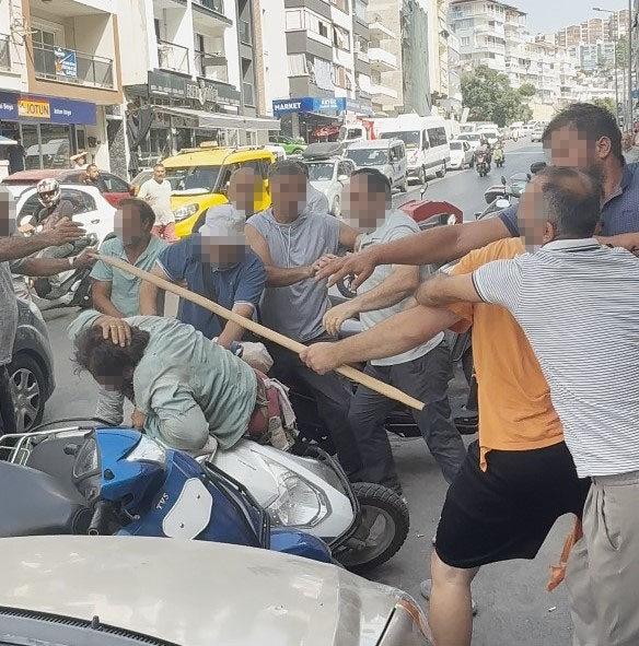 Yol ortasında öldüresiye darbedildi! Linç girişimi kamerada