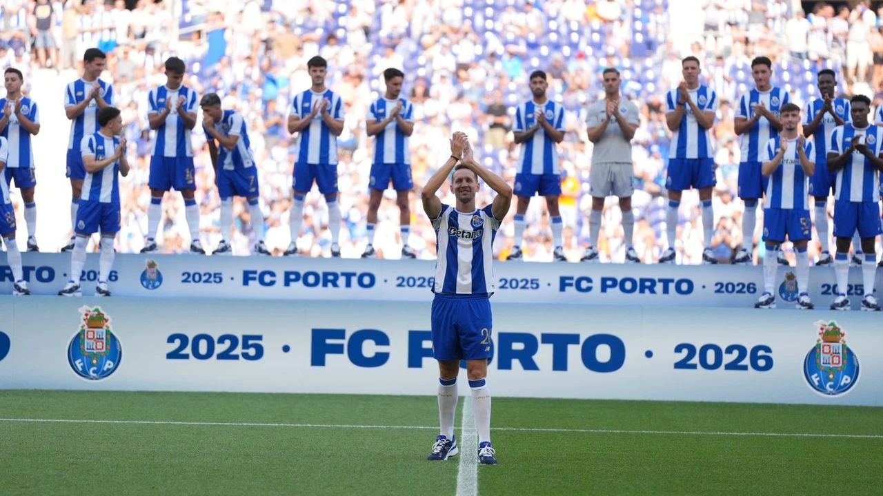 Porto’dan Şaşırtan Transfer Hamlesi: Luuk de Jong Taraftarın Karşısına Sürpriz Olarak Çıktı!