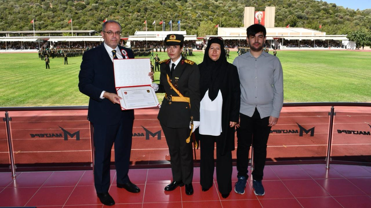 15 Temmuz Şehidi Ömer Halisdemir’in Kızı Elif Nur Halisdemir Teğmen Oldu