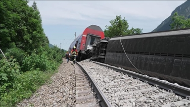 Almanya’da Yolcu Treni Raydan Çıktı: 3 Ölü, 41 Yaralı — Toprak Kayması Şüphesi
