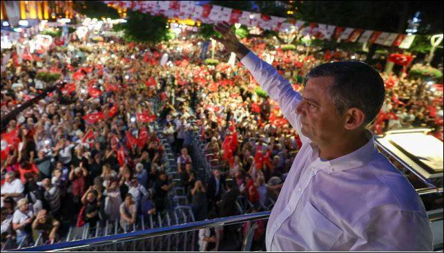 CHP Beyoğlu’nda gövde gösterisi yaptı: Özgür Özel’den Ekrem İmamoğlu çıkışı