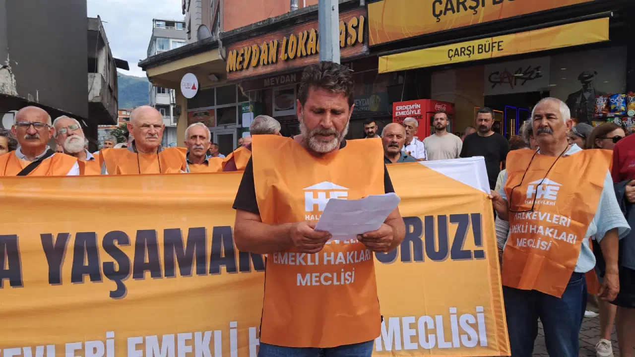 Emekli hakları için Kemalpaşa’da eylem: “Bu karanlığı birlikte aşacağız”