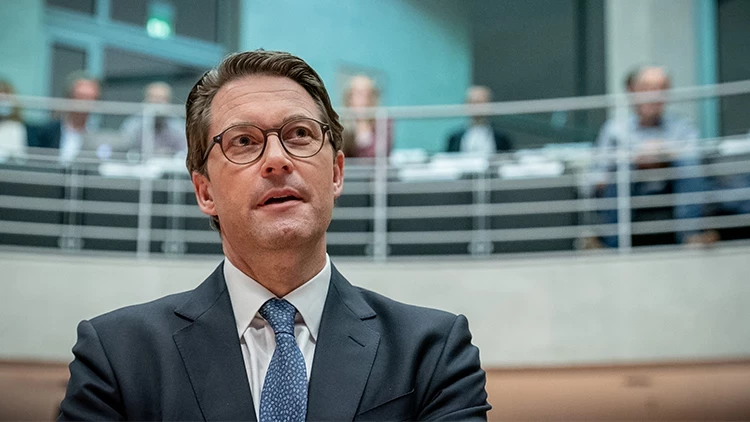 Eski Bakan Scheuer’e yalan ifade suçlamasıyla dava açıldı