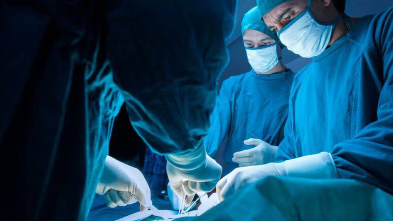 Günde 20 ilaç kullanan hasta bağırsak delinmesiyle ölümden döndü